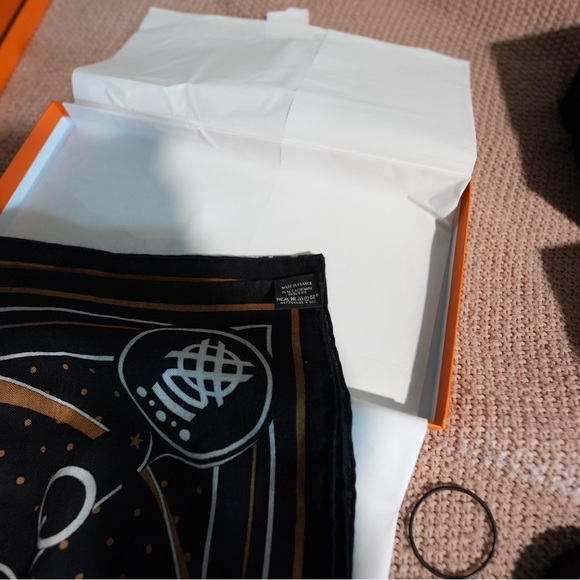 Hermes - La Promenade du Matin Bandana Shawl 140 - Picture 10 of 11